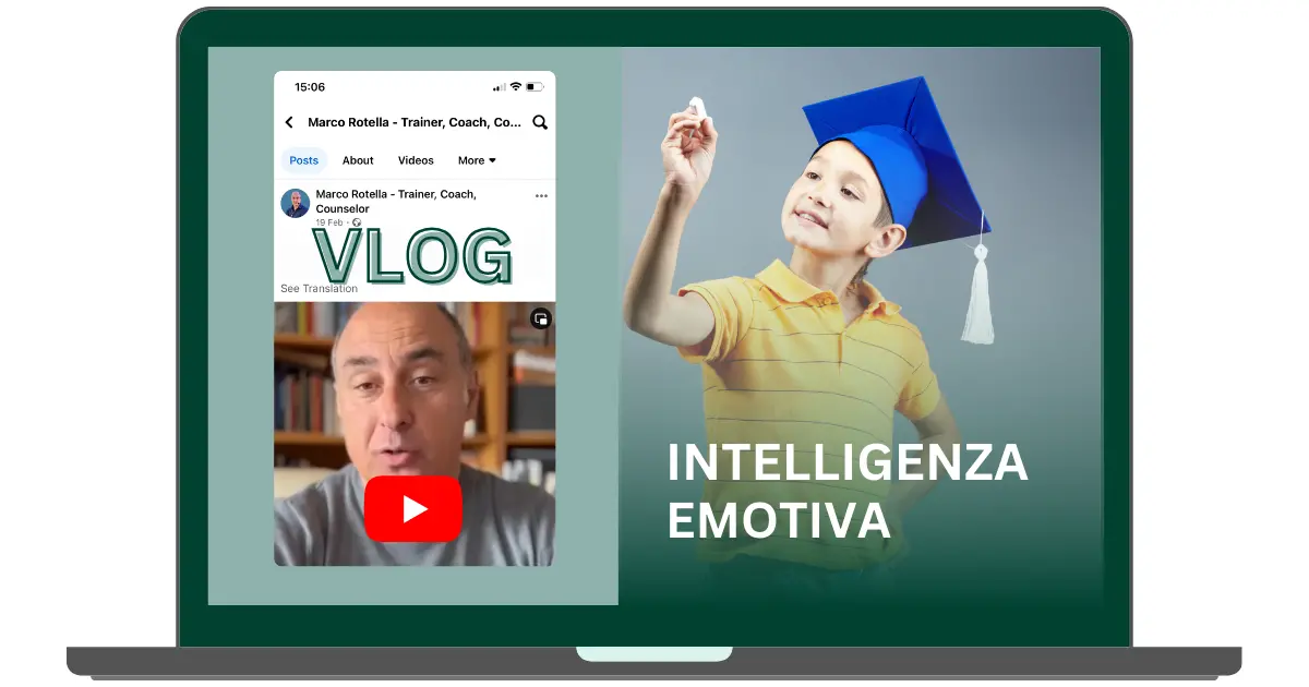 Bambino felice indossa un cappelo tipico delle cerimonie di laurea