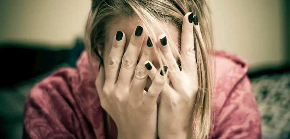 donna disperata triste