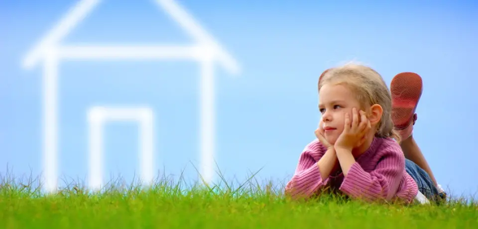 bambina felice su un prato