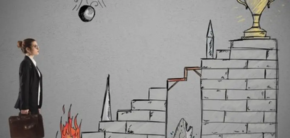 donna di fronte alla strada per raggiungere i suoi obiettivi