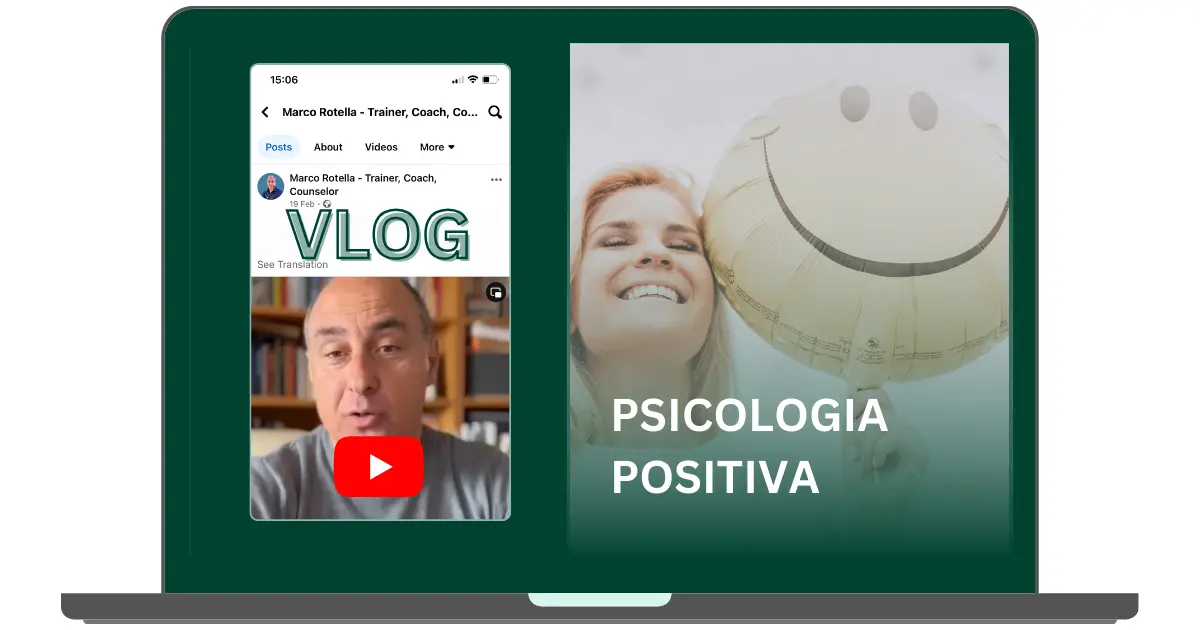 Donna sorridente con un palloncino a forma di smile sorridente