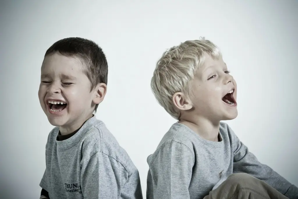 due bambini felici che ridono