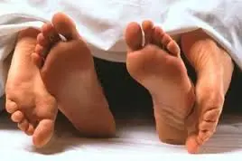 piedi di una coppia nel letto