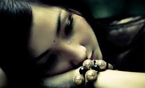 donna triste con lacrima sul viso