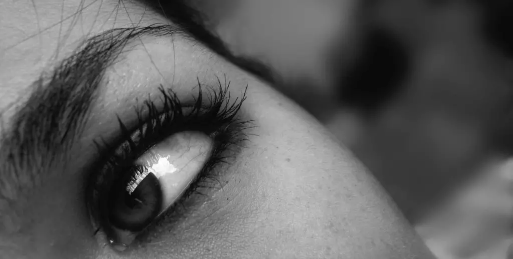 foto in pirimo piano dell'occhio di una donna che trasmette l'emozione di ansia