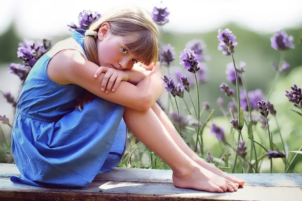FOTO DI UNA BAMBINA IN un campo di lavanda che trasmette positività simbolo di psicologia positiva