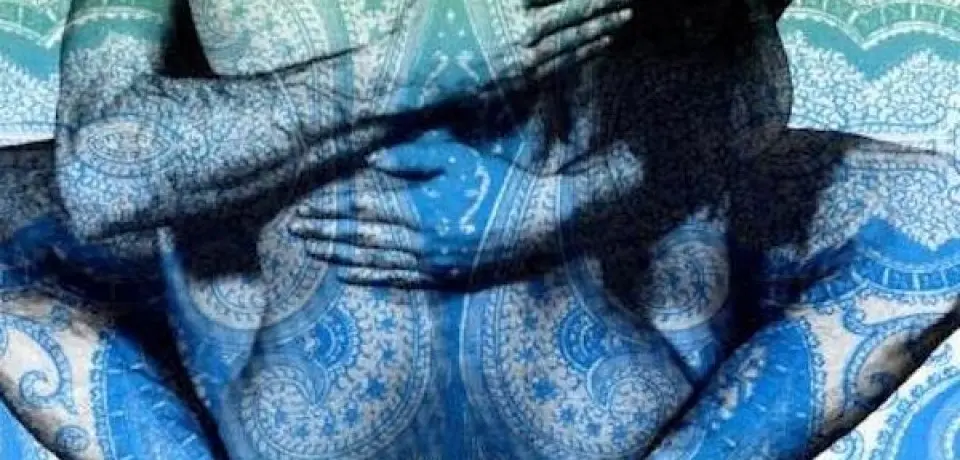 un uomo ed una donna abbracciati senza vestiti